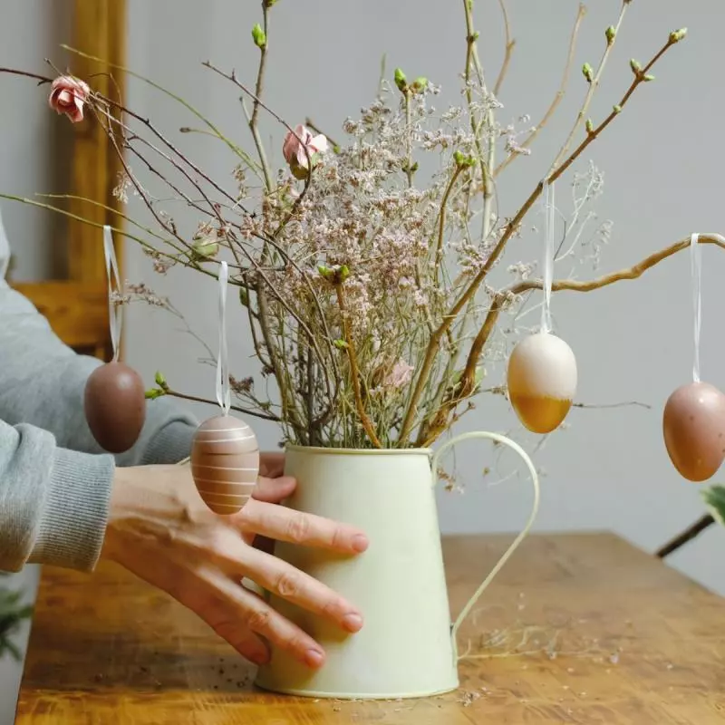 3. Dekorasi DIY dengan Siluet Kelinci & Telur Paskah