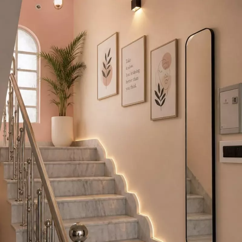 Tips Menata Wall Decor di Dinding Tangga